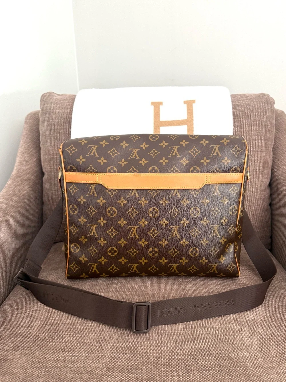Authentic Louis Vuitton Abbesses Messenger Bag brown monogram canvas M45257 LV